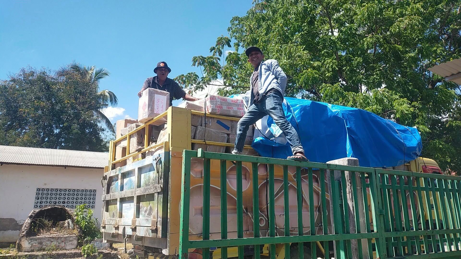 Entrega de kits de higiene e alimentação